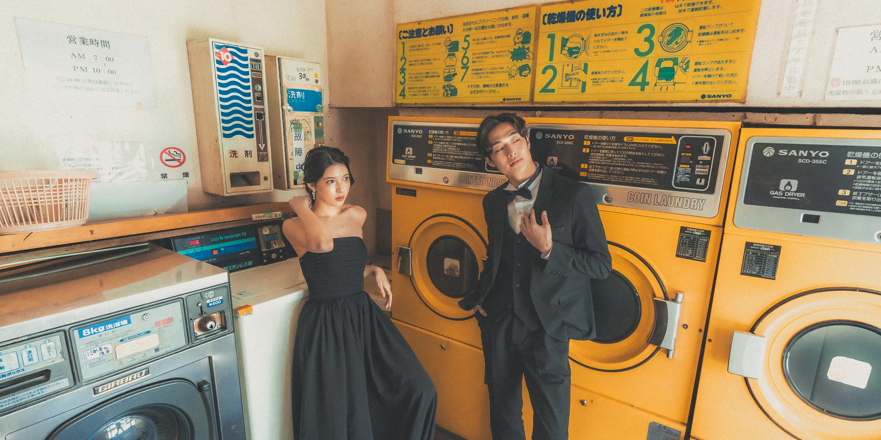 愛知・名古屋のロケーションで撮影したウェディングフォト（大洲商店街・コインランドリー）