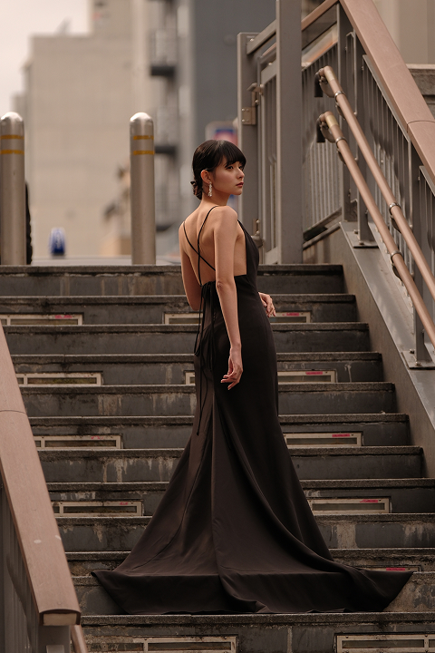 ブラックドレスを着て街中で撮影したフォトウェディング写真