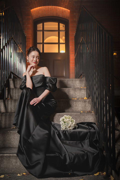 ブラックドレスを着て丸の内で撮影したフォトウェディング写真