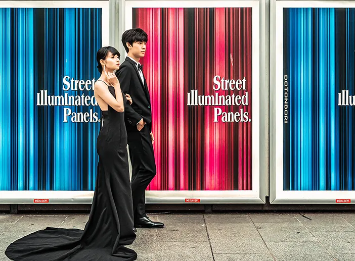 ブラックドレスを着て街中で撮影したウェディングフォト写真