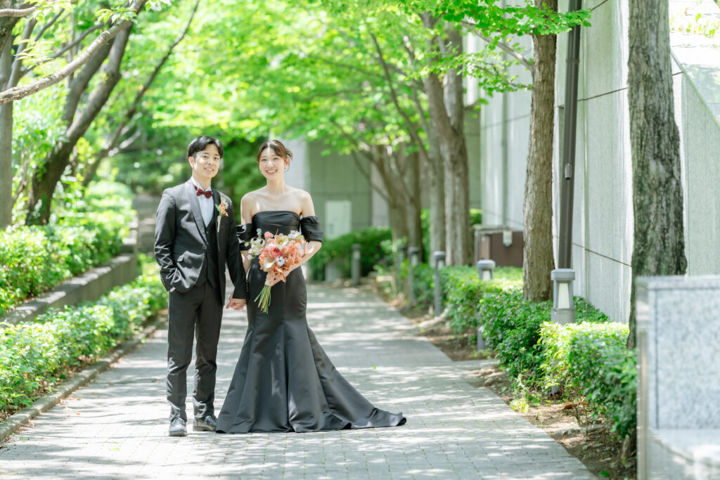 洋装での芝公園ウェディングフォト（ブラックドレス）