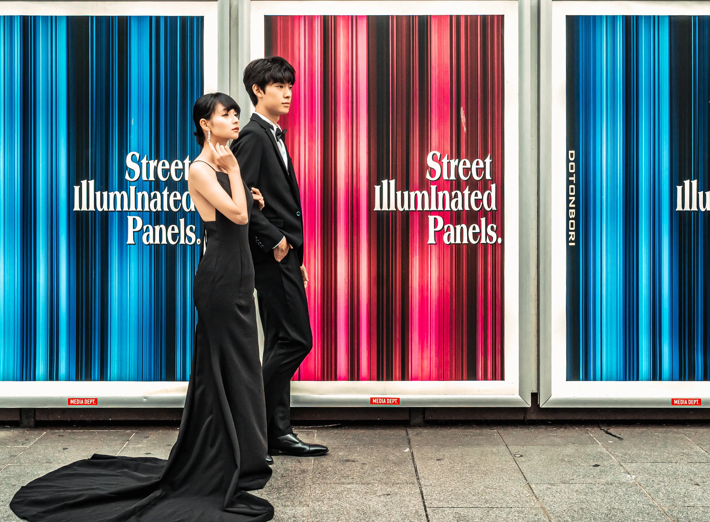 ブラックドレスを着て街中で撮影したウェディングフォト写真