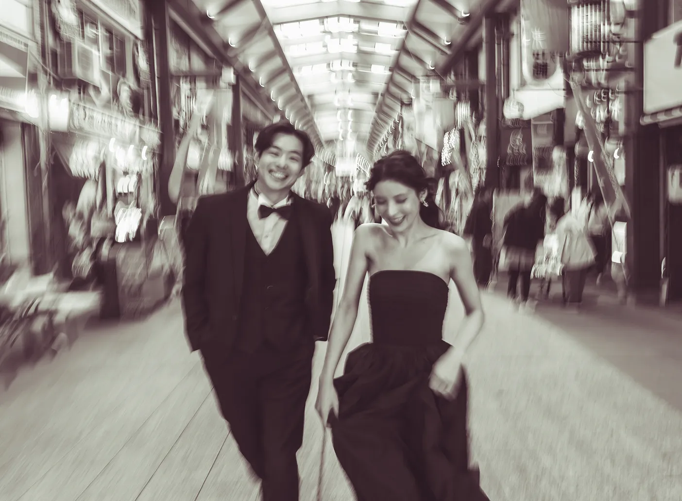 ブラックドレスを着て街中で撮影したフォトウェディング写真