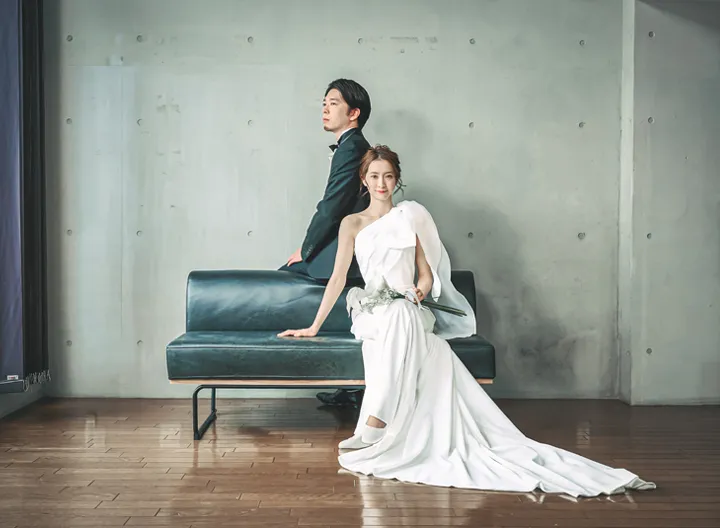 神奈川・横浜でフォトウェディングをする新郎新婦(スタジオ)
